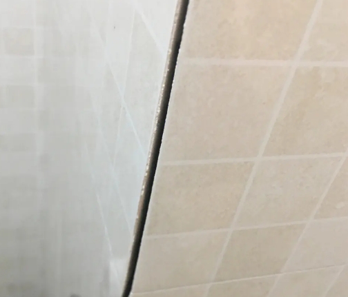 沽源瓷砖空鼓维修公司分享阳台瓷砖脱落的修复过程可以分为以下几个步骤