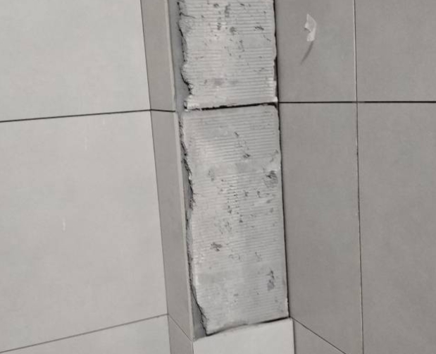沽源瓷砖空鼓维修公司分享下瓷砖施工前基层浇水润湿程度不足，可能导致以下问题