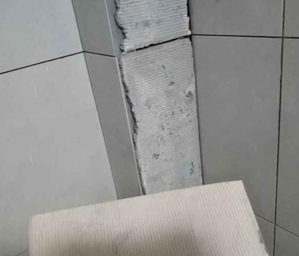 沽源瓷砖空鼓维修公司分享下厨房瓷砖脱落的补救措施。
